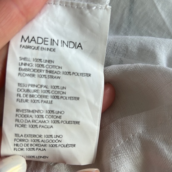 Club Monaco - size medium - white tank top 100% linen w beautiful blue flowers - Picture 5 of 5